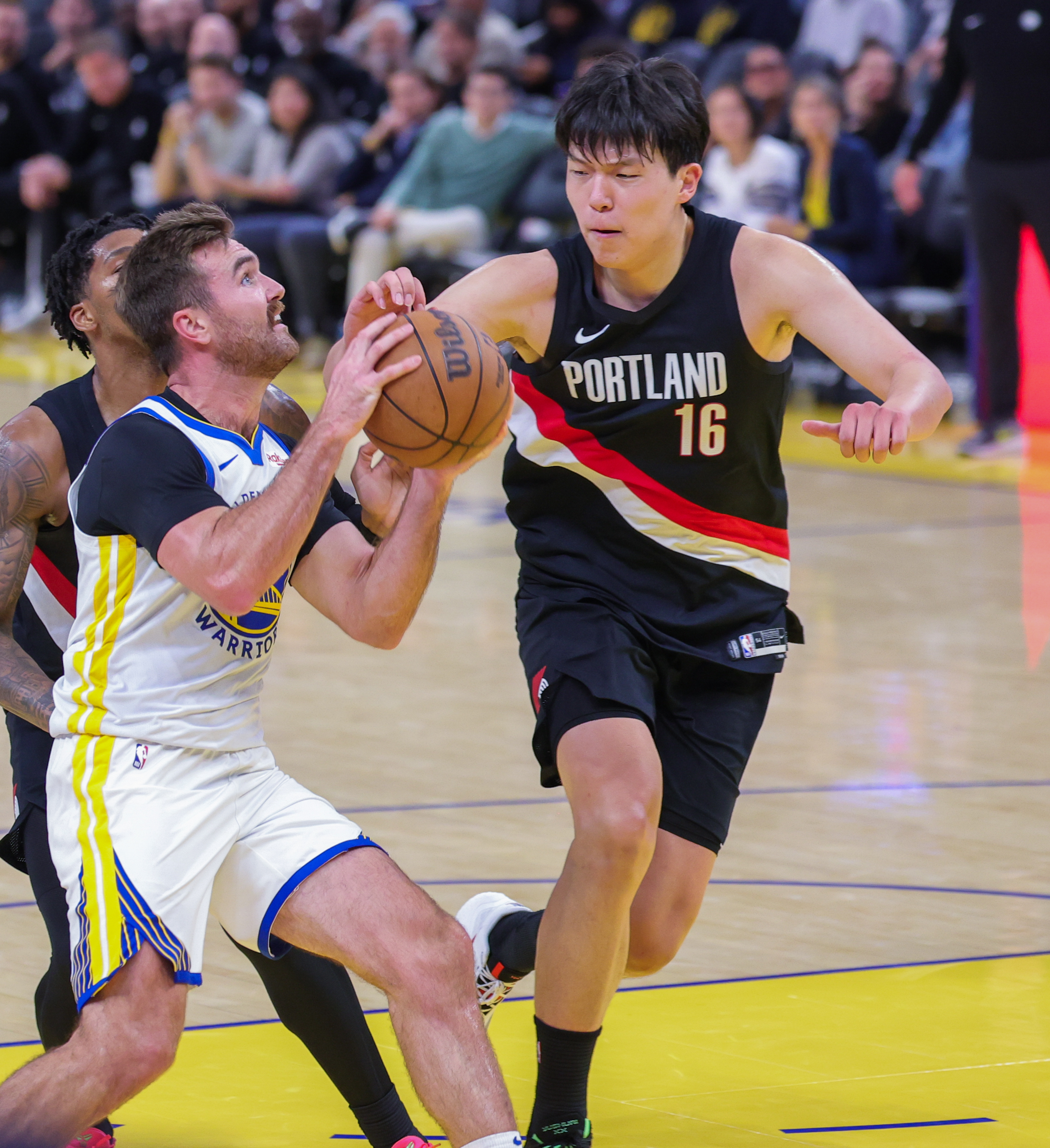 包含转会期孟菲斯灰熊防线松动加时末段波特兰开拓者备战NBA季后赛，现场解说直呼：新疆广汇围绕亚冠单刀错失的词条