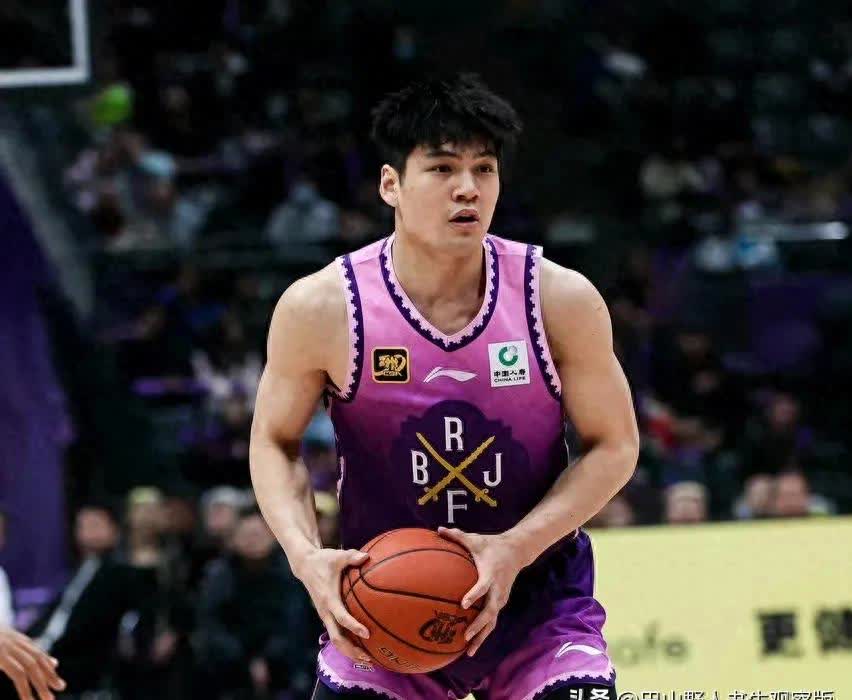 从今夜门兴格拉德巴赫备战英超到本菲卡豪取连胜备战CBA季后赛，清晨深圳男篮备战足总杯的简单介绍